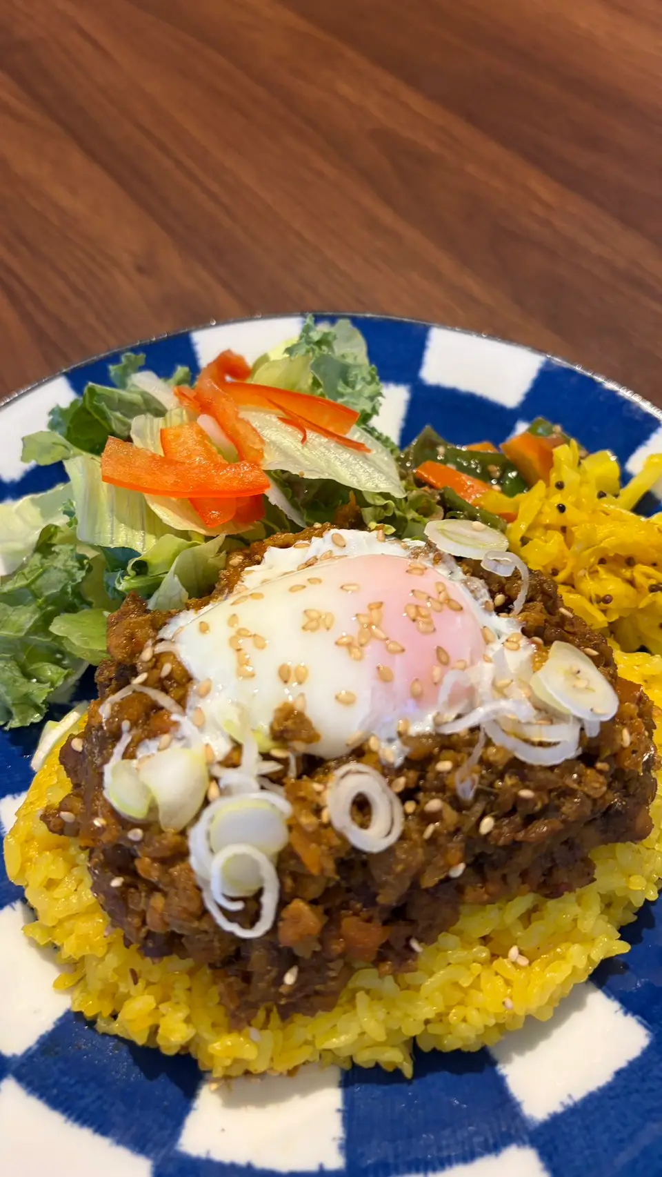 温玉と白髪ねぎをのせた和風キーマカレー。寄りのアングル