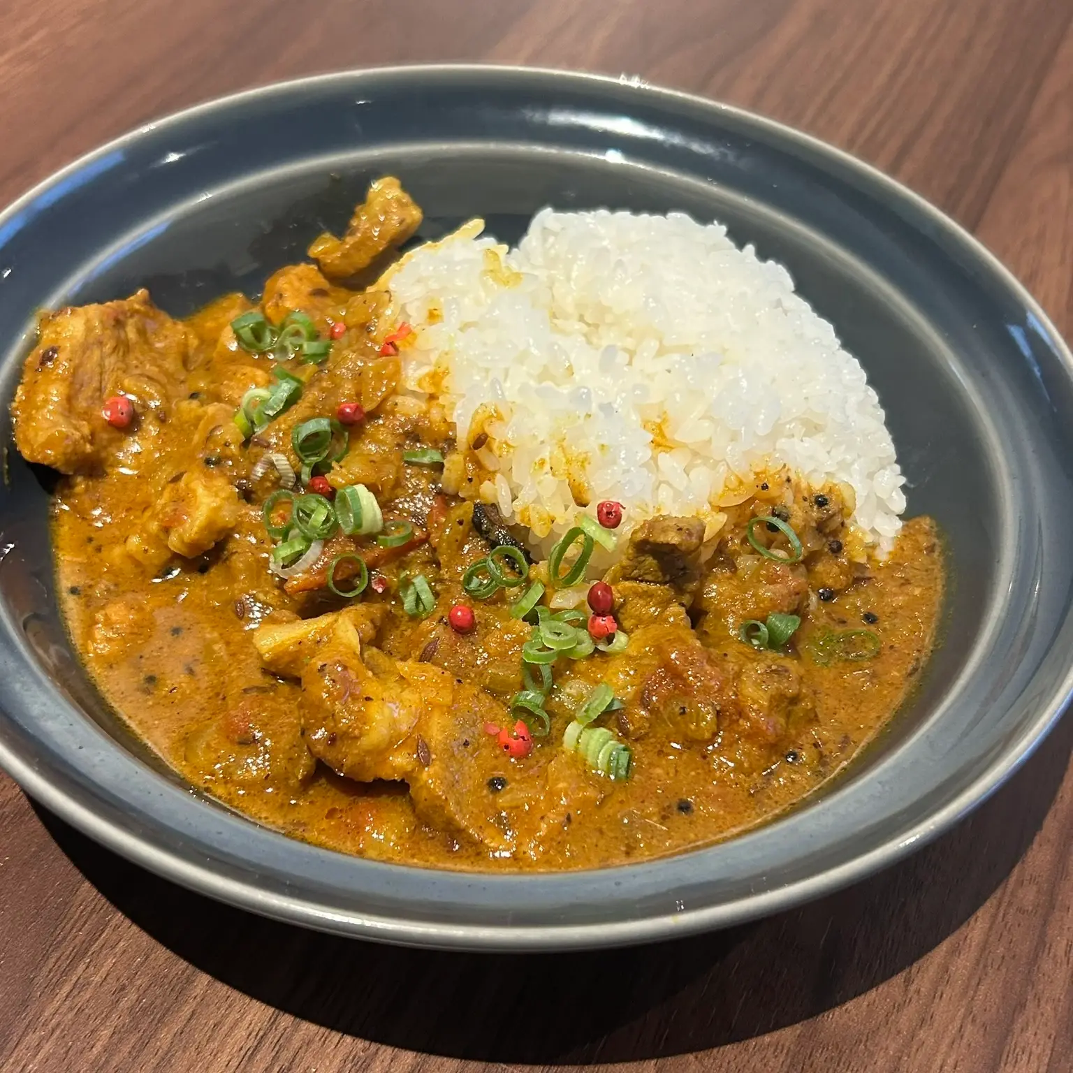 週替わりカレーの一例。スパイスカレーにライスを添えて
