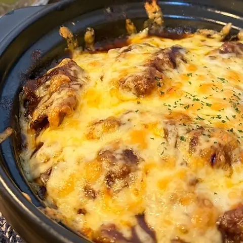 チーズがこんがり焼けた焼きカレー。黒い鍋のまま提供