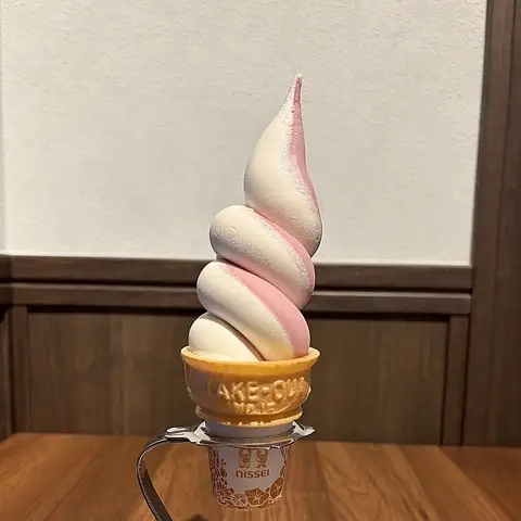 北海道バニラとジューシーぶどうを巻いたミックスソフトクリーム