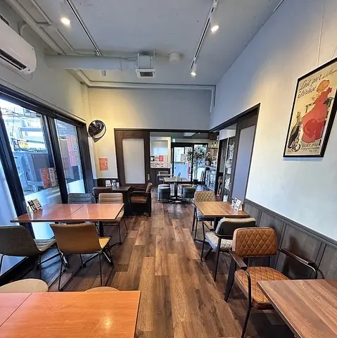 奥に続く細長いフロア。壁にポスターが掛かっている