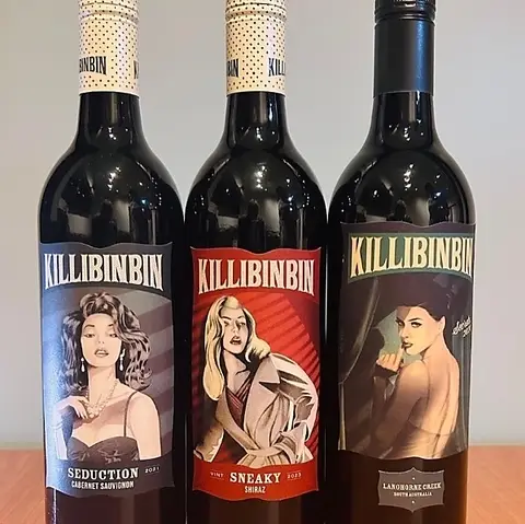 テーブルに並んだビールやワインのグラス