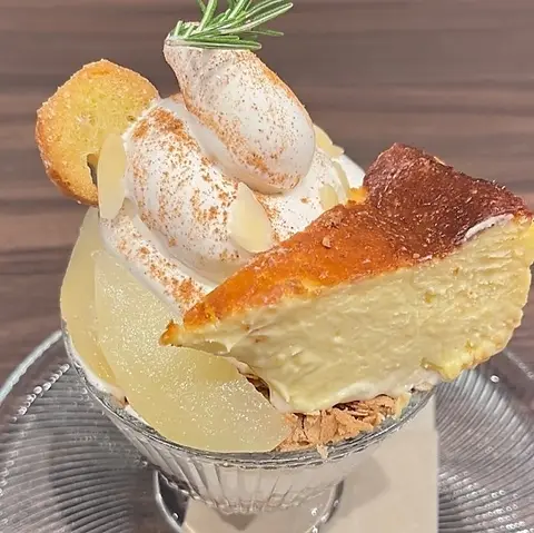 北海道バニラとバスクチーズケーキを合わせたおやつパフェ