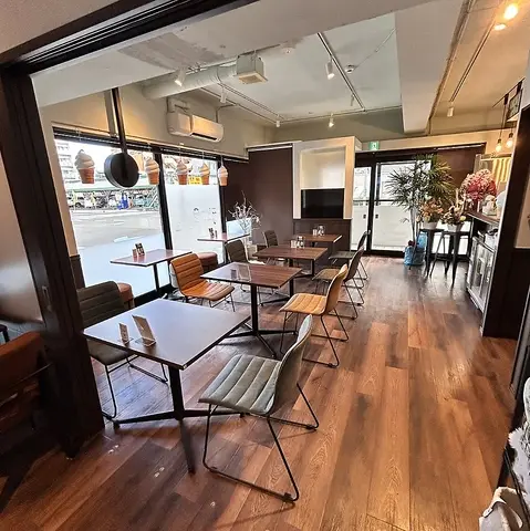 入口側から見た店内。通りに面した大きな窓から光が入る
