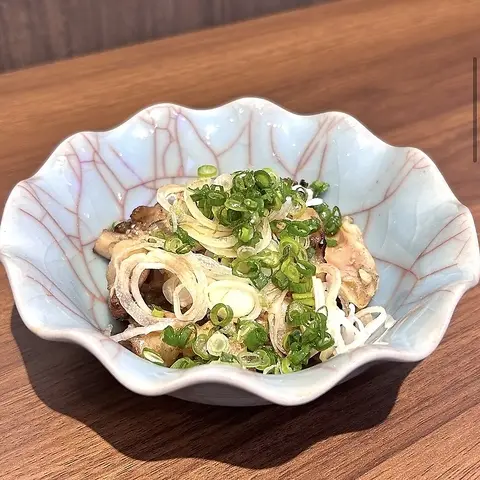ねぎとポン酢をかけた炭火焼きの鶏