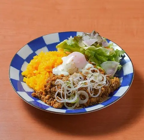 ハーフサイズで提供する〆のカレー